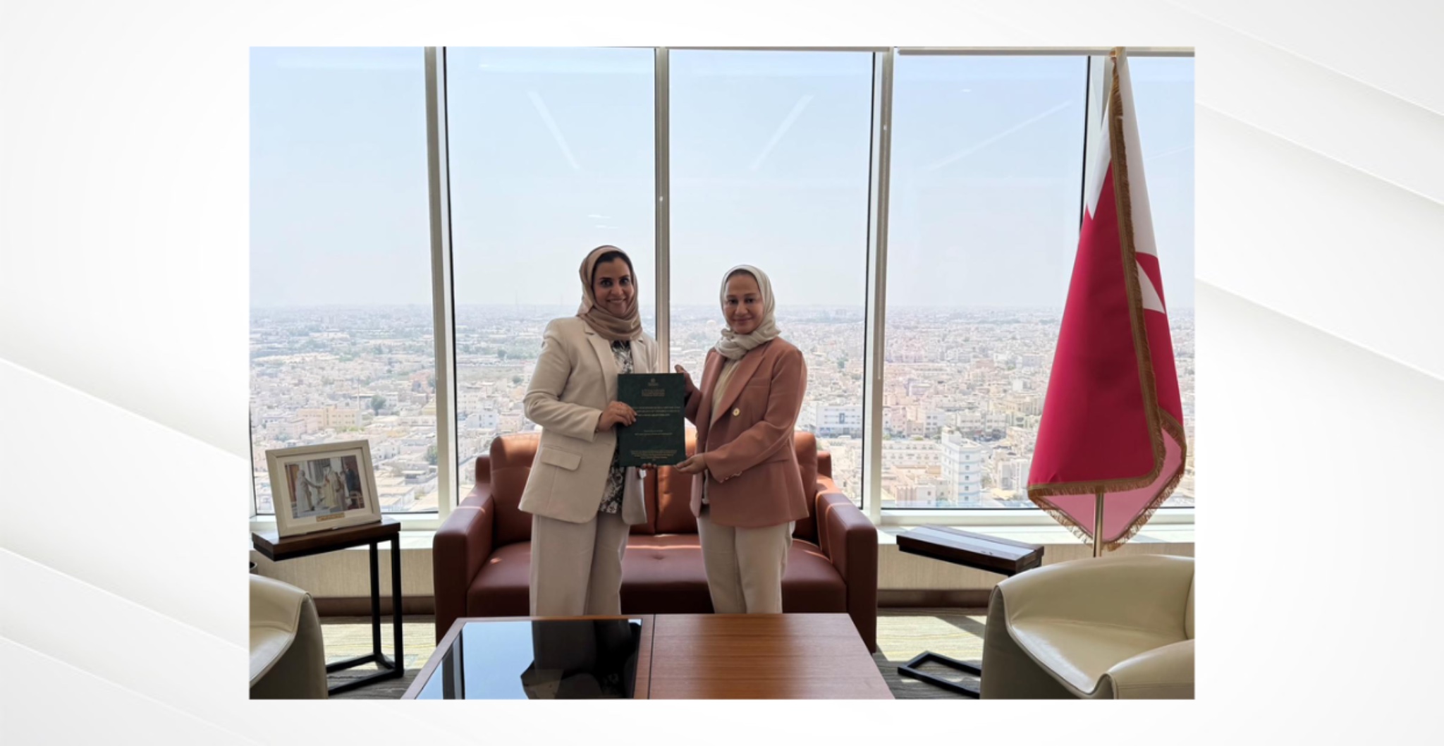 وكيل وزارة الصحة تتسلم نسخة من رسالة الماجستير للدكتورة فاطمة السليطي في مجال طب أسنان الأطفال …